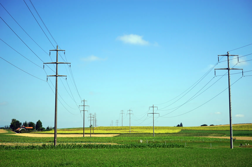 蓝天下农业区中部的线塔和电线