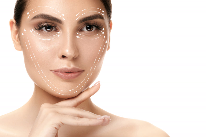 年轻漂亮健康的女人的脸上的箭头的特写图