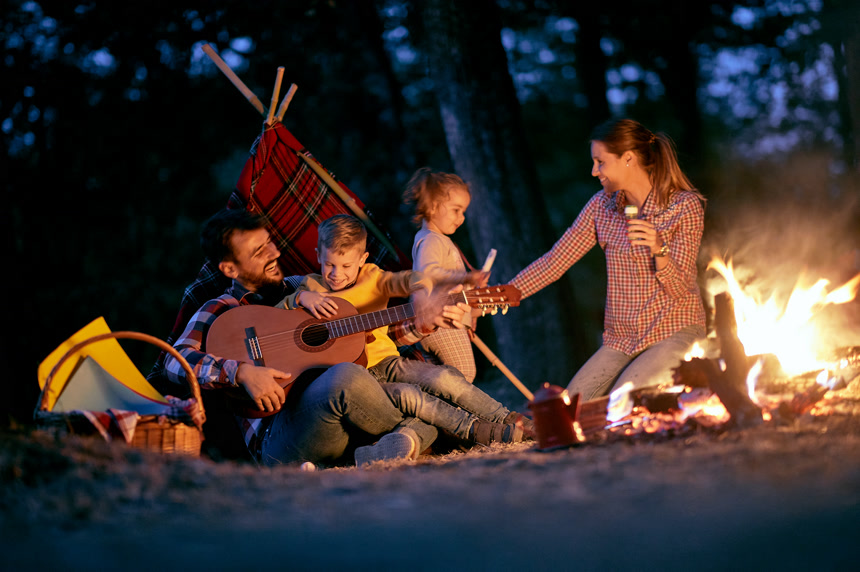 快乐的一家人在篝火前野营家庭人像