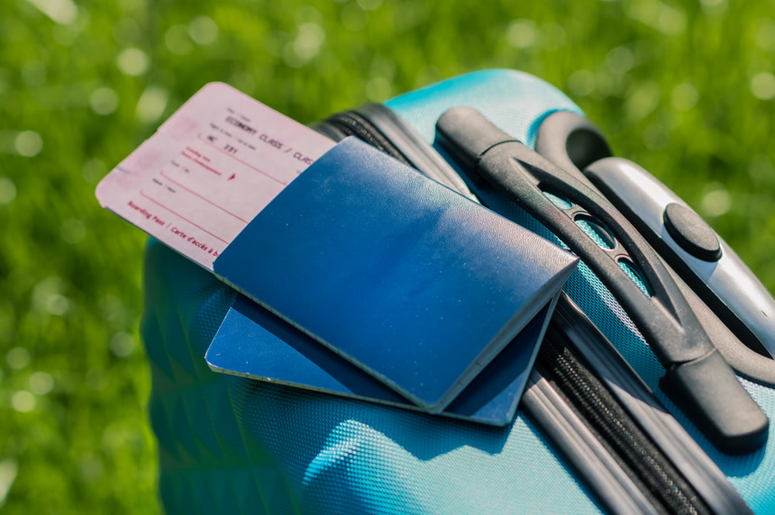 出门旅行检查护照机票和行李箱休闲娱乐