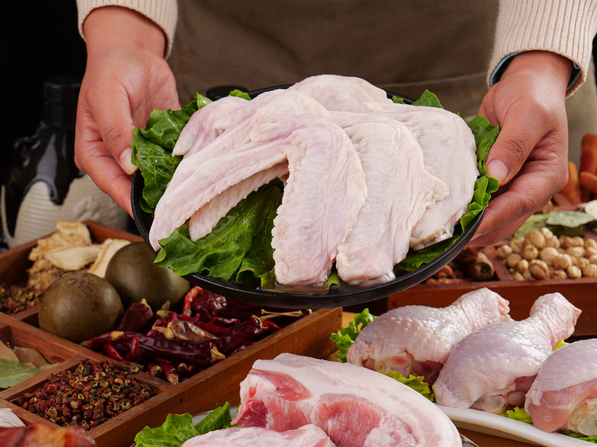 深底上的卤菜材料