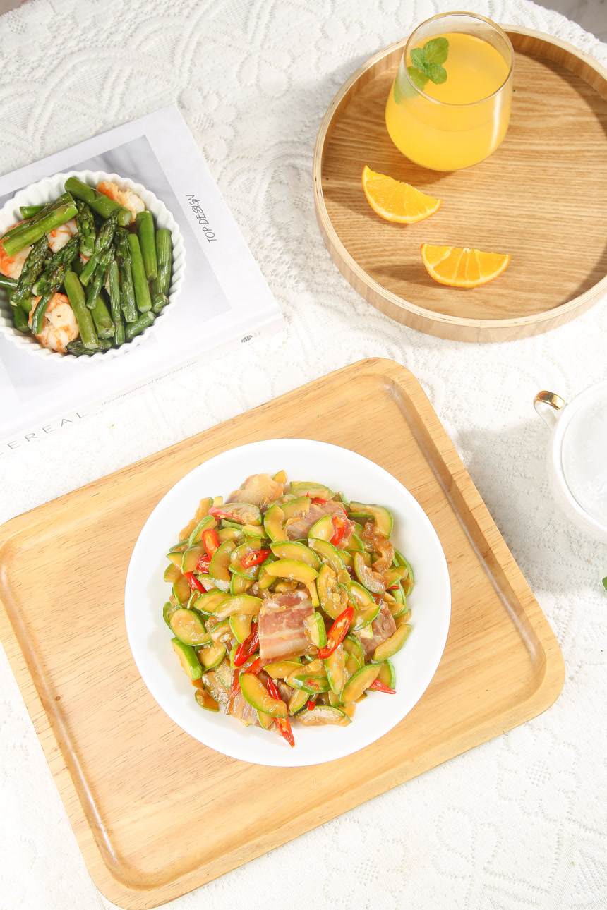 盘子里的西葫芦炒肉