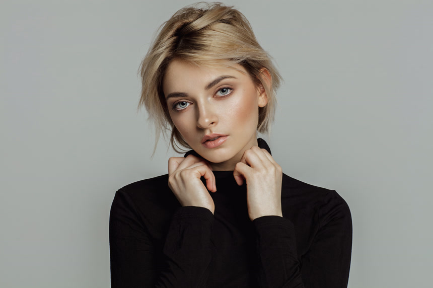 天然皮肤女性脸庞的肖像棚拍摄影图