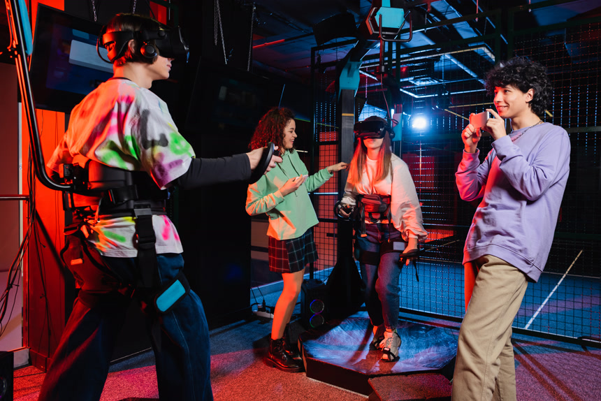朋友一起在VR游戏厅玩VR视频游戏生活方式