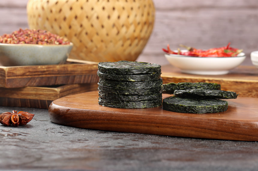 木底上的压缩海带丝