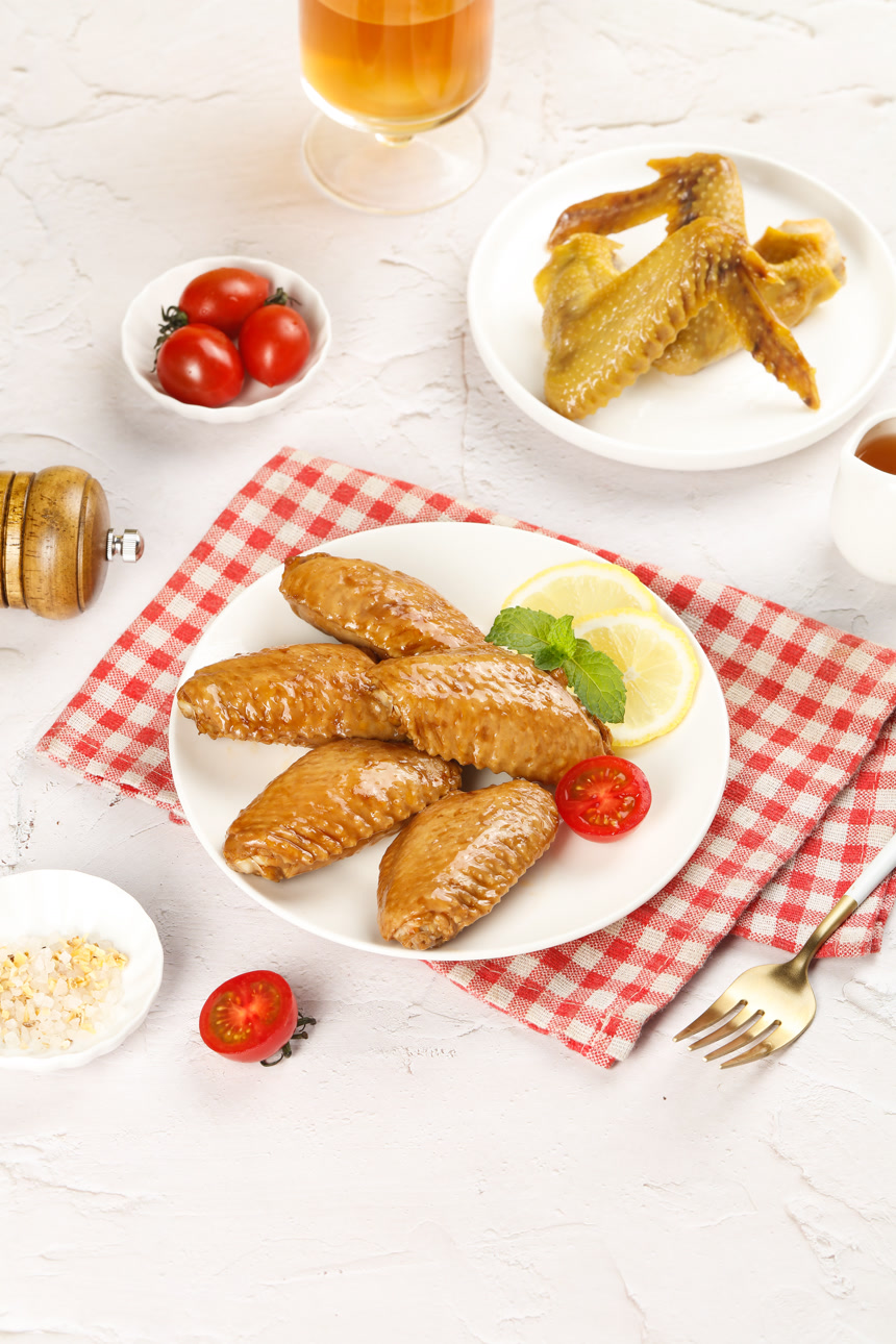 浅底上的鸡翅中