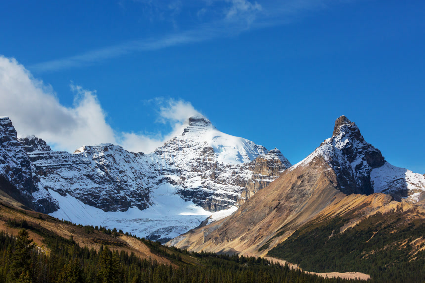 Picturesque mountain view in the Canadian Rockies in summer season自然景色