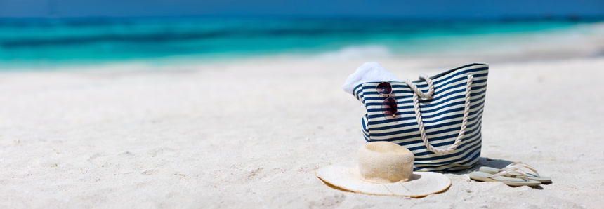 沙滩上的手提袋遮阳帽海边度假旅游宣传