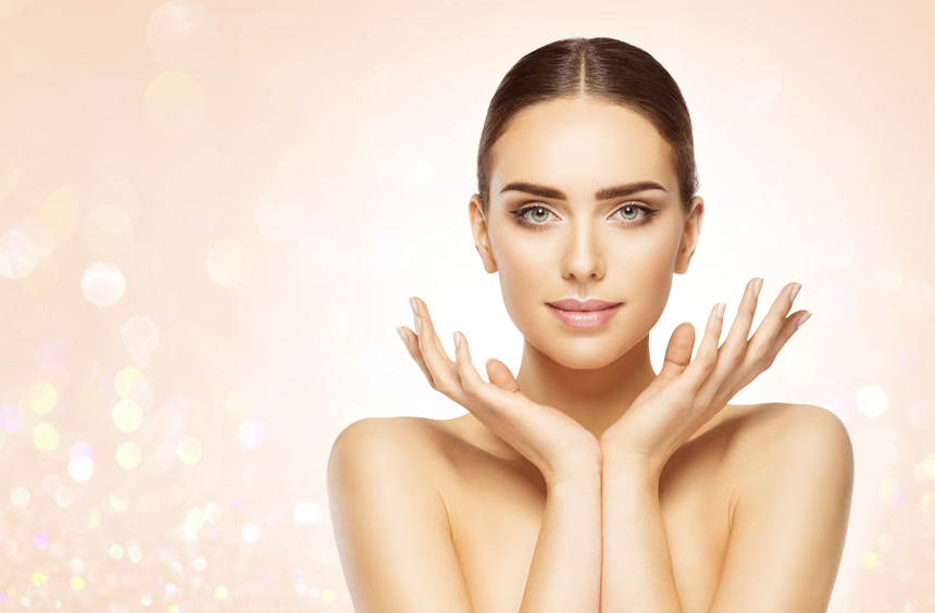 一个微笑的年轻女性美业美容