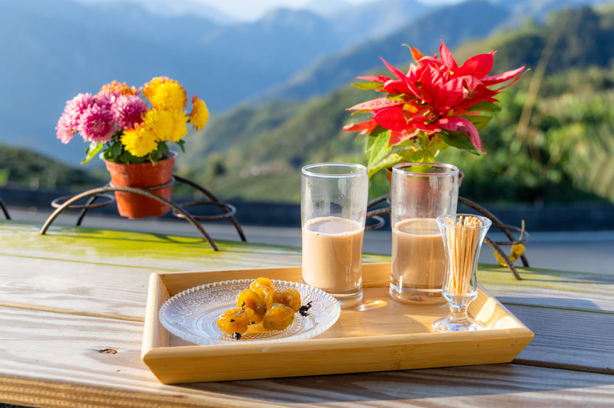 户外咖啡馆里的一杯奶茶餐饮美食
