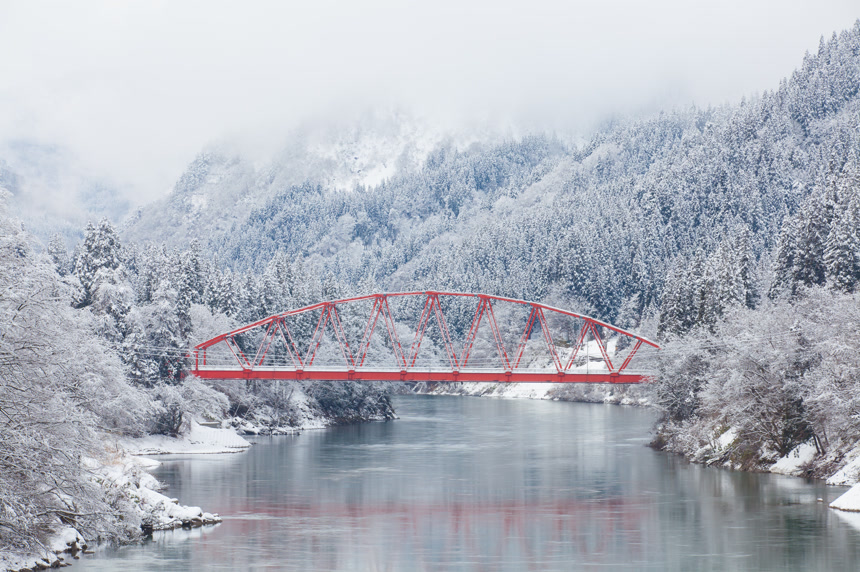 冬季雪景红色吊桥壁纸图