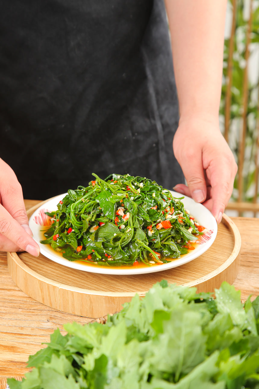 木底上的凉拌灰灰菜