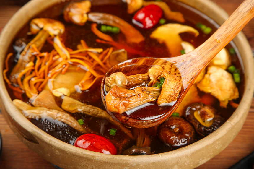 木底上的七彩菌菇