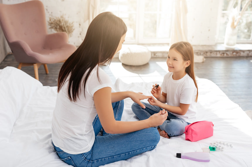 孩子给妈妈涂指甲油生活方式