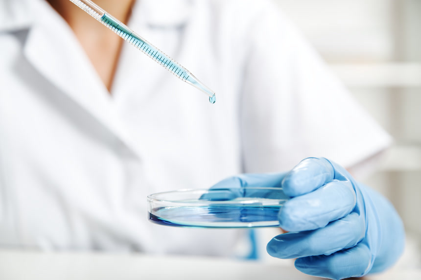 实验室正在做实验的研究员