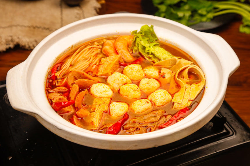 木底上的火锅鱼丸