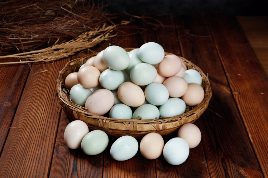 木底上的绿壳鸡蛋