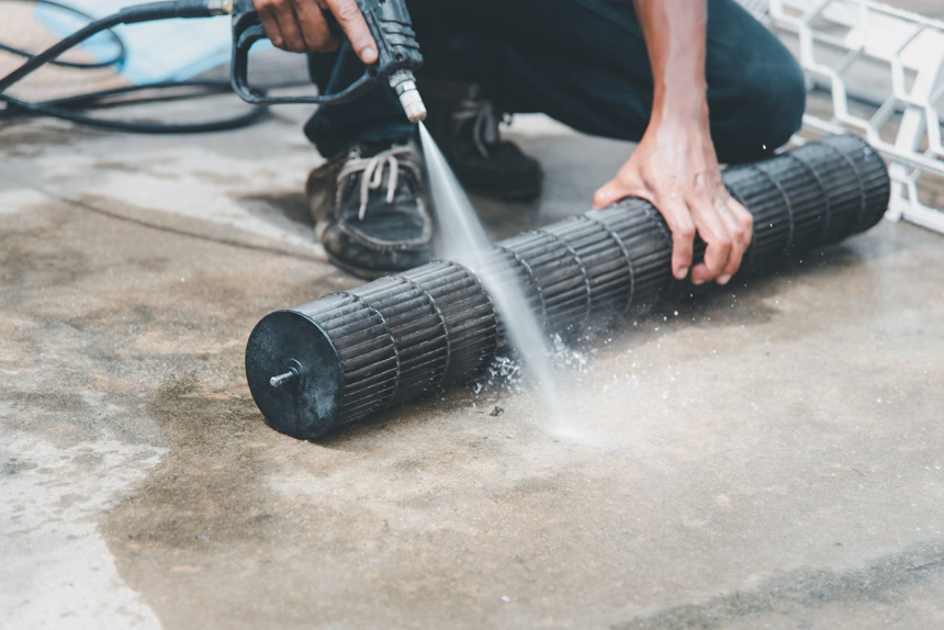 工人用清水清洗空调线圈冷却器维修尘土生活方式