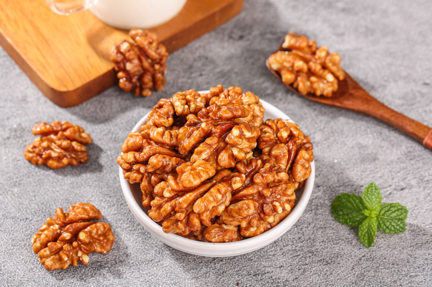 深底上的琥珀核桃