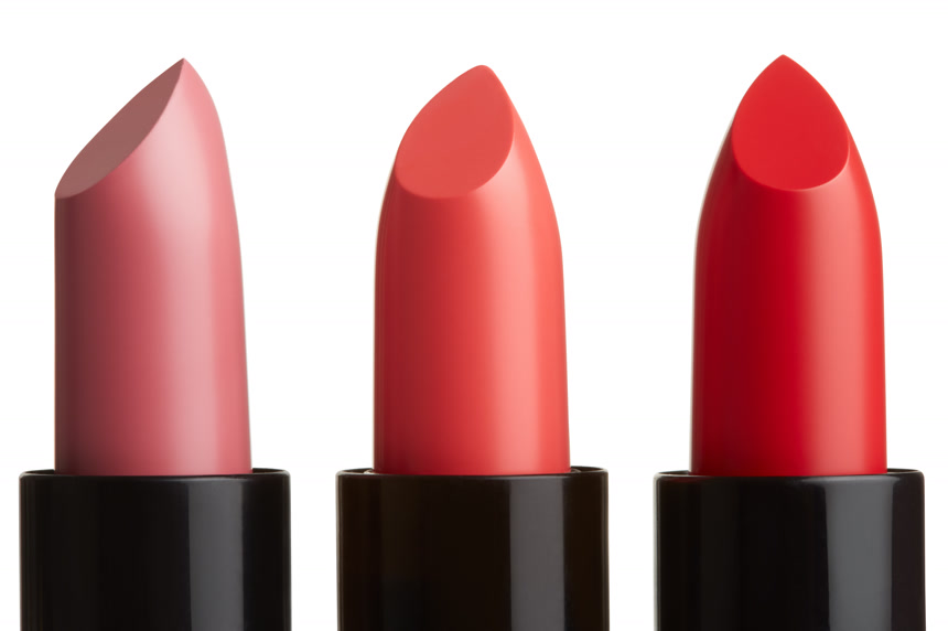 三支色号不同的口红化妆品白底图