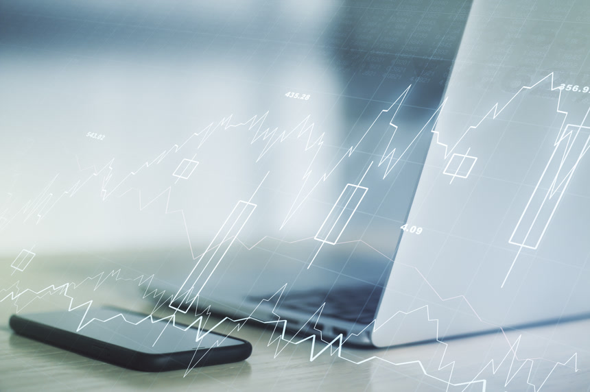 现代笔记本电脑背景研究和战略理念中抽象创新财务图表的双重曝光