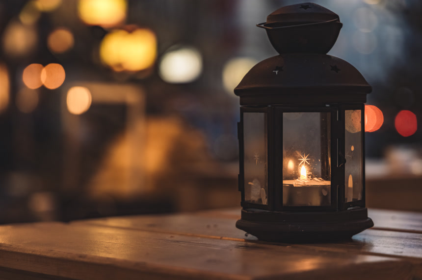 圣诞灯笼在桌子上照明生活场景