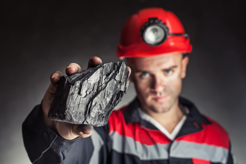 手拿煤块的矿工工业人物