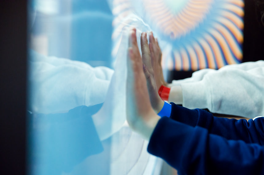 一群人一只手靠在玻璃上 水光像珠宝一样美丽