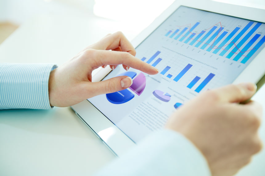 使用平板分析商业数据股市分析金融宣传图