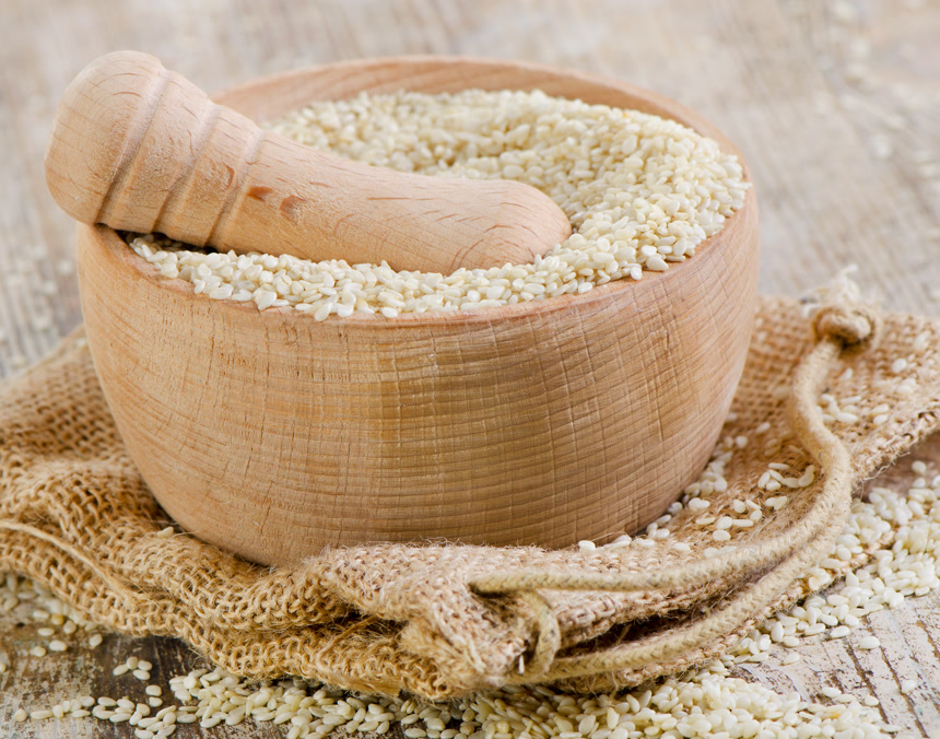 案板上容器里的芝麻食品宣传背景图