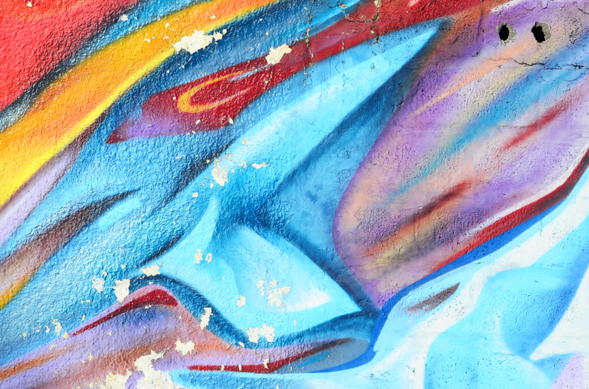 混凝土墙上的涂鸦画彩色抽象色彩背景