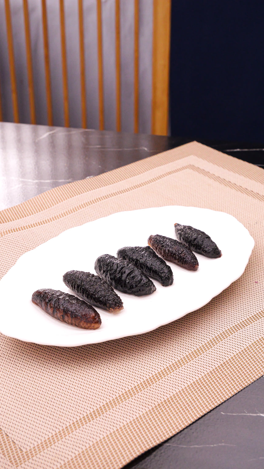 盘子里装的鲍鱼海参菜品