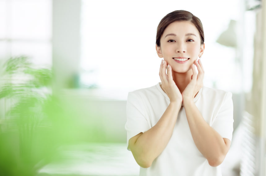  美丽的女模特抚摸着自己的脸皮肤护理