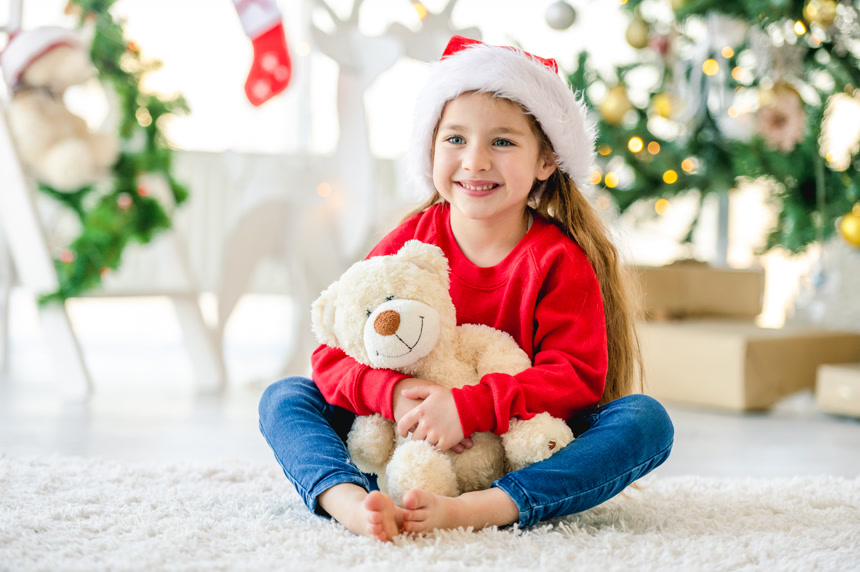 圣诞节期间高兴的小女孩生活方式