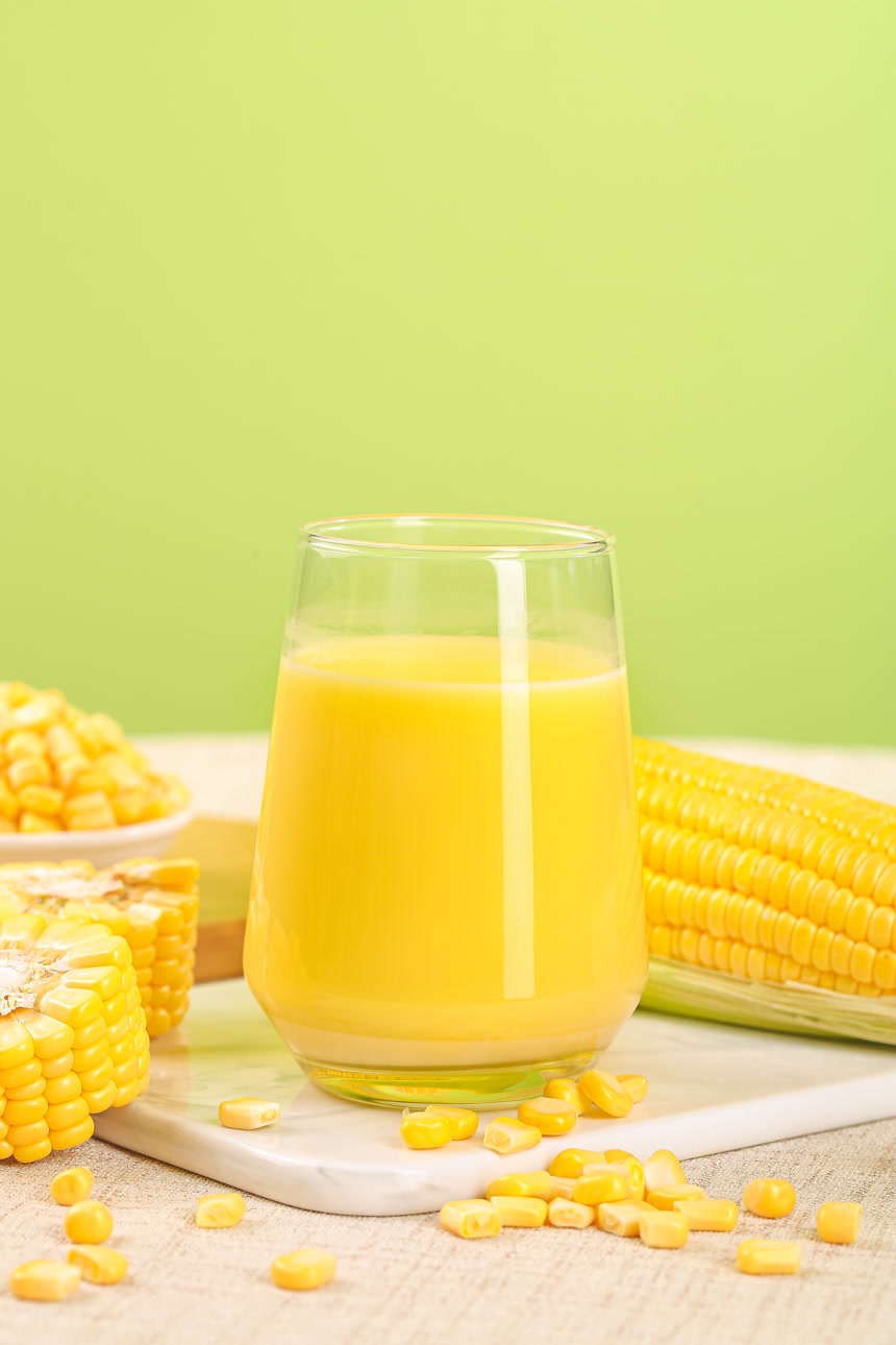 杯子里的玉米汁