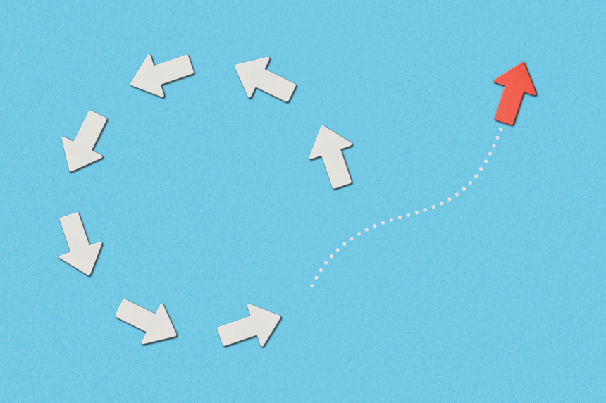 红色箭头冲出白色箭头包围圈广告素材