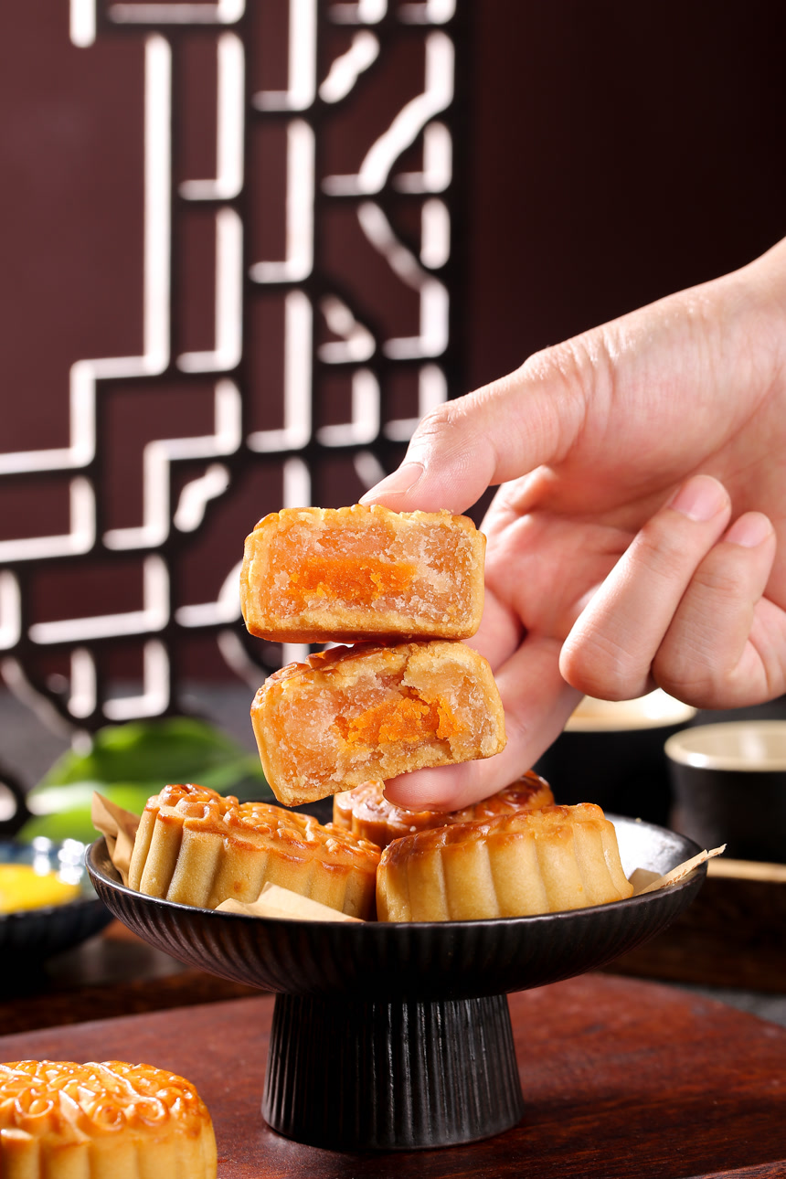 深底上的莲蓉蛋黄月饼