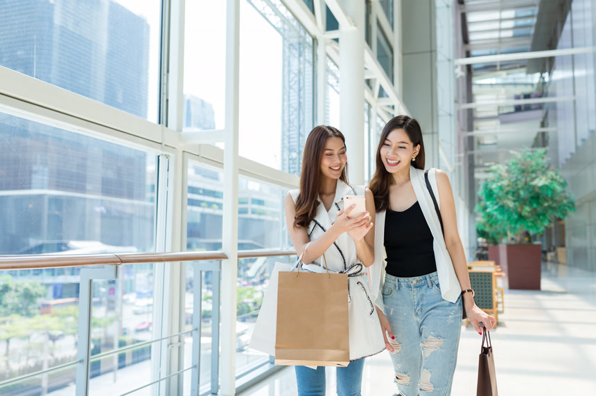 朋友去购物边走边看手机