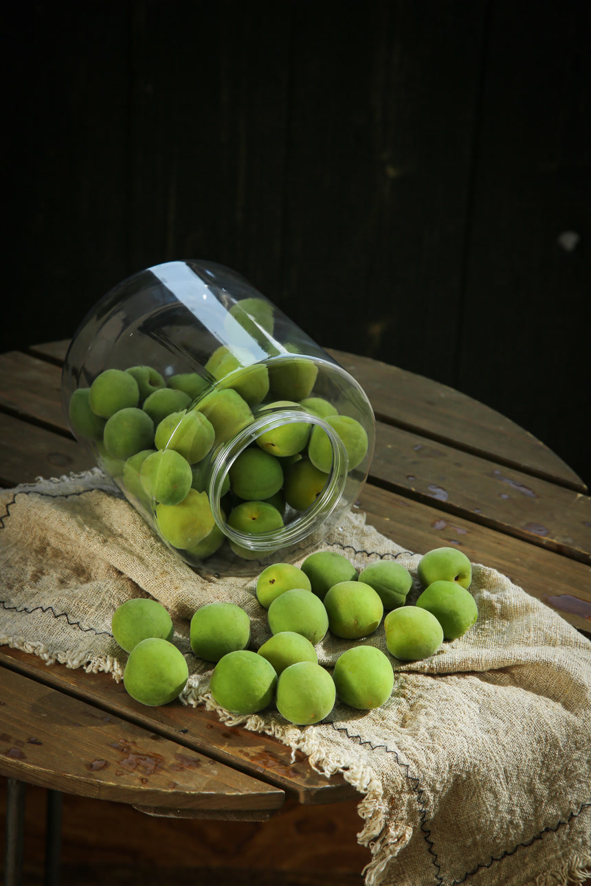 木底上的新鲜青梅