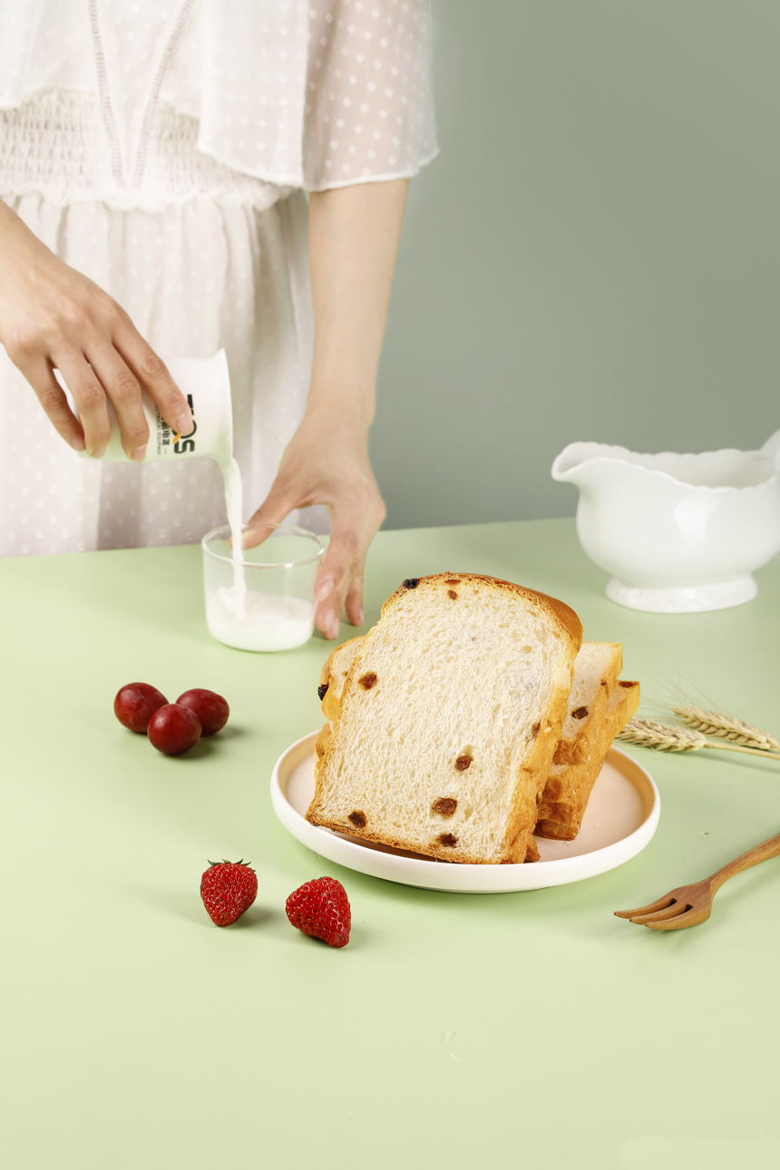 浅底上的葡萄干吐司