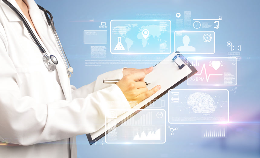 女医生用记事本登记东西