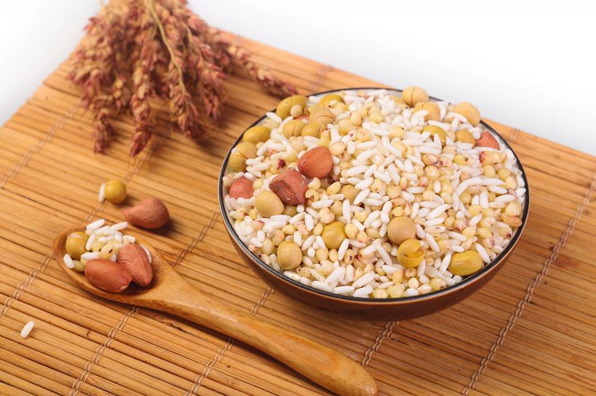 木底上的花生五谷豆浆