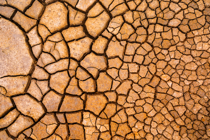 棕色干裂地面纹理背景 