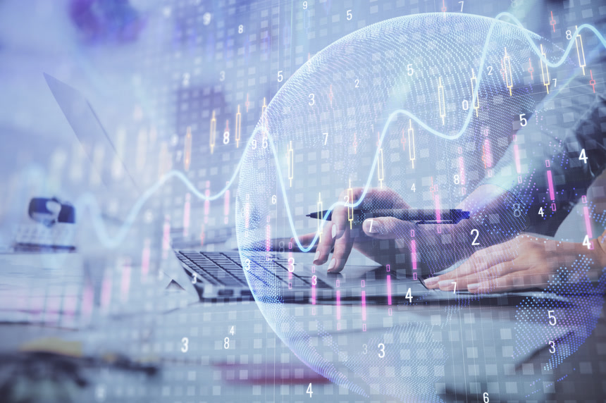 用笔记本电脑里研究股票趋势商务经济办公