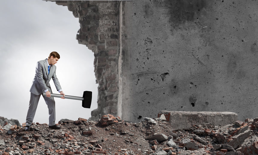 商人拿着大铁锤砸墙克服挑战寻找新商机商业素材