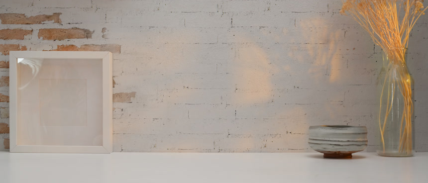 桌上有个没有照片的相框生活场景