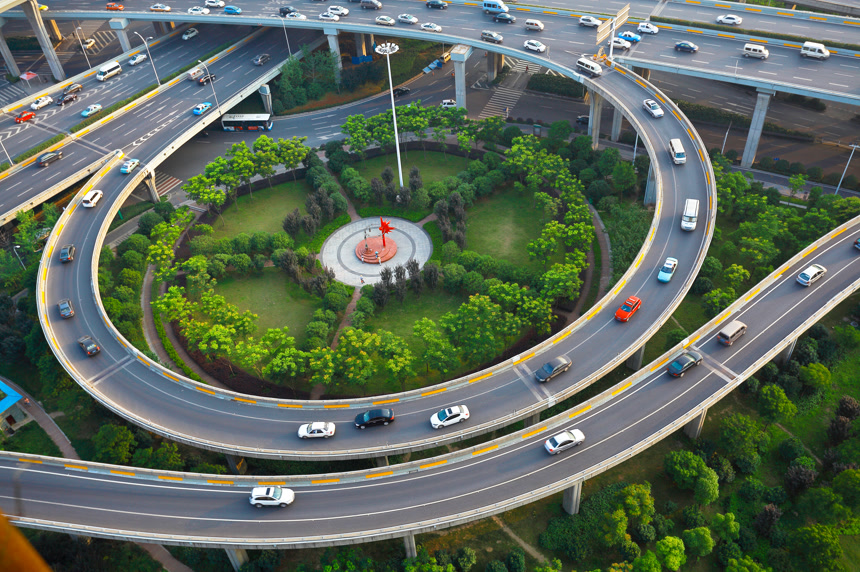 汽车行驶在城市环形高架桥