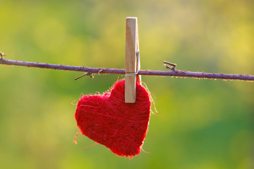 绳子上悬挂的红色爱心装饰小清新电脑壁纸