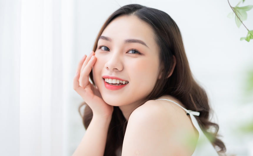 美丽的年轻亚洲女子在早上的照片美容肖像