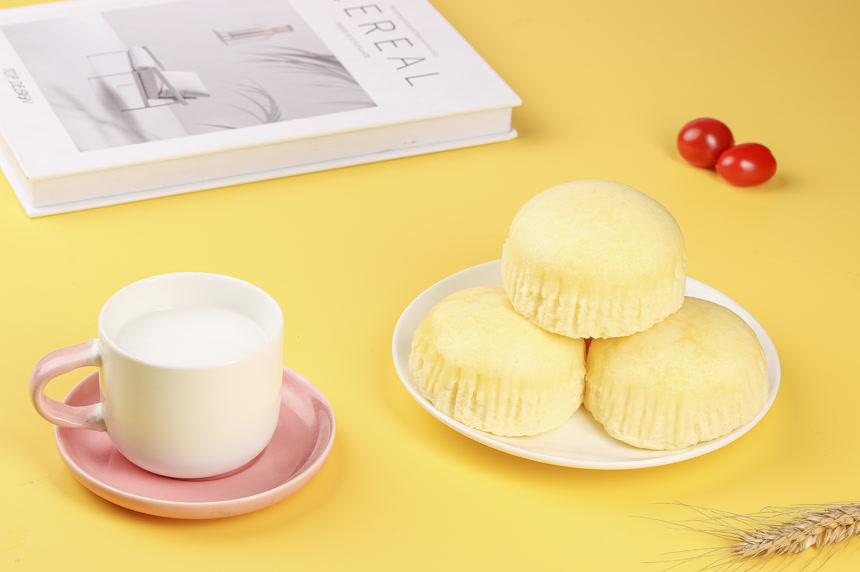 浅底上的蒸蛋糕